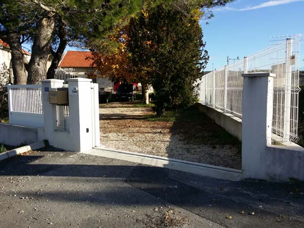 portail ouvert vu depuis la rue